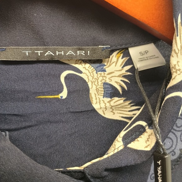 T Tahari Women's SMALL Navy Blue Shirt Collared Long Sleeve Button Up Bird Print - Picture 4 of 9